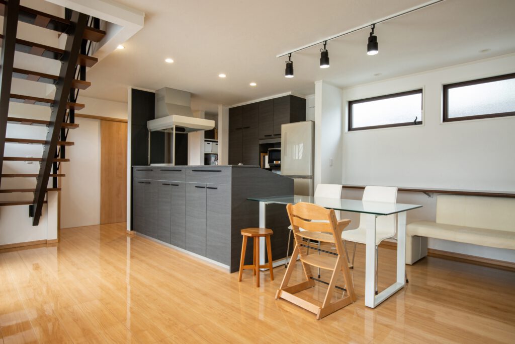 フローリングとクロスで仕上げた住宅内装施工