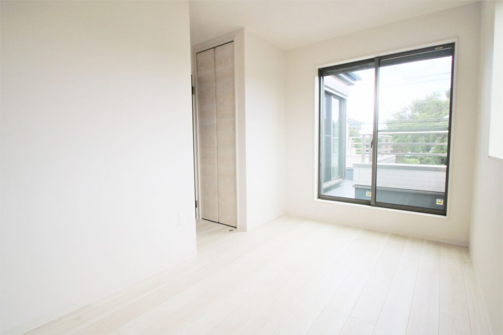 白い壁とフローリングで仕上げた明るい室内の内装