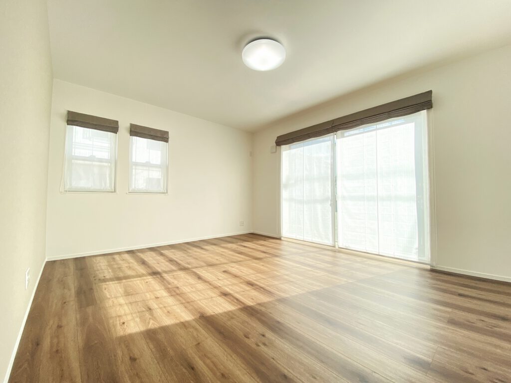 フローリング仕上げの明るい住宅内装