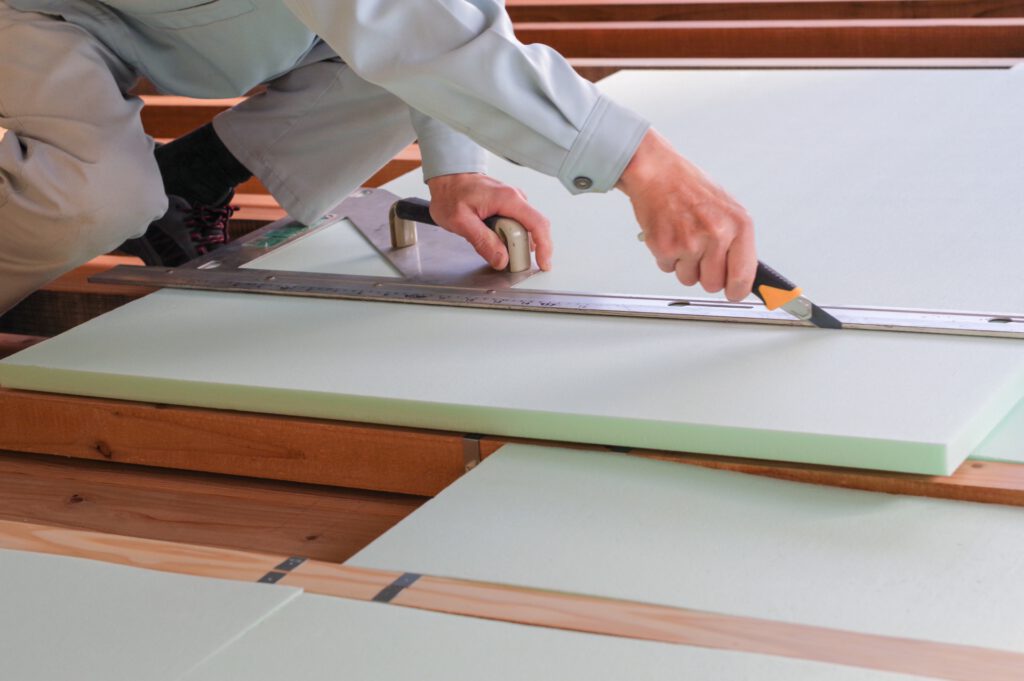 軽天下地用ボードを加工する内装施工風景