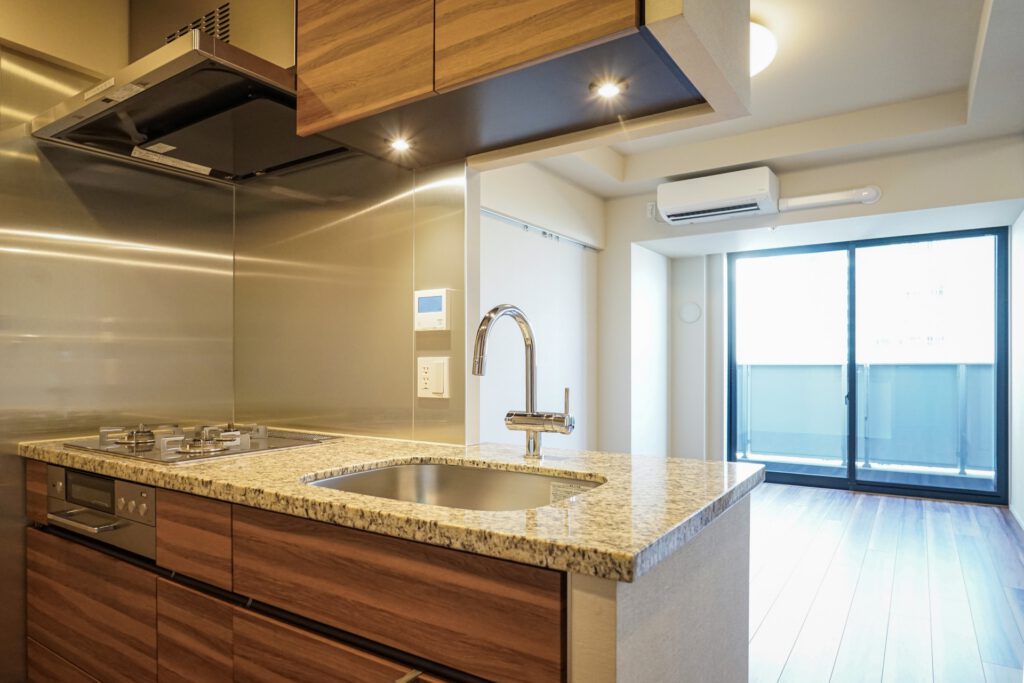 木目調のキッチンがある明るい住宅内装施