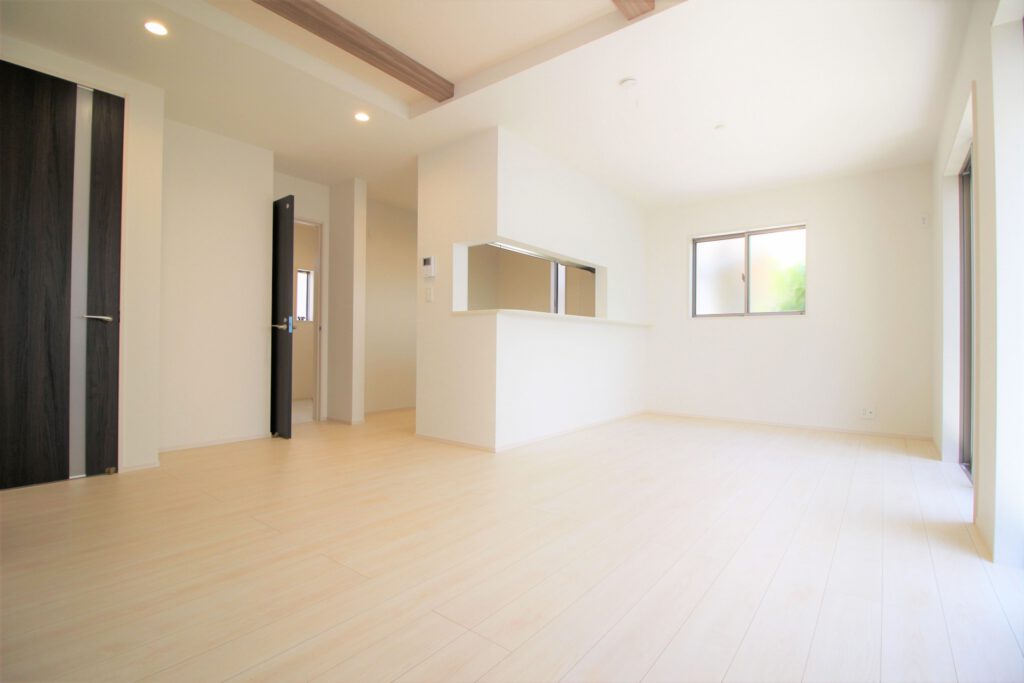 白い壁とフローリングで仕上げた明るい室内の内装