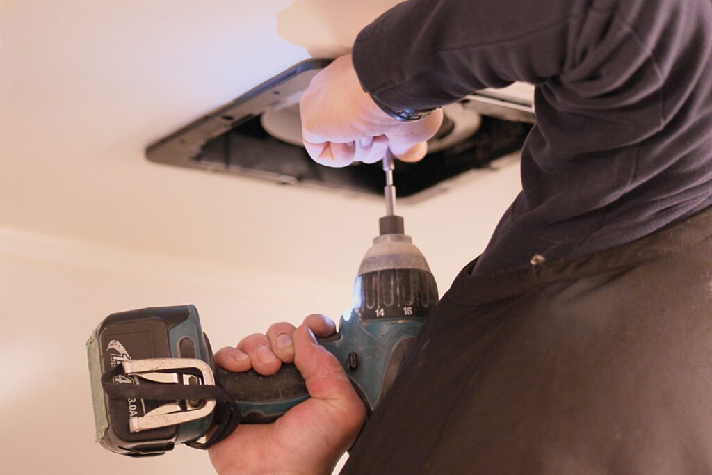 内装仕上げ工事における設備取り付け作業